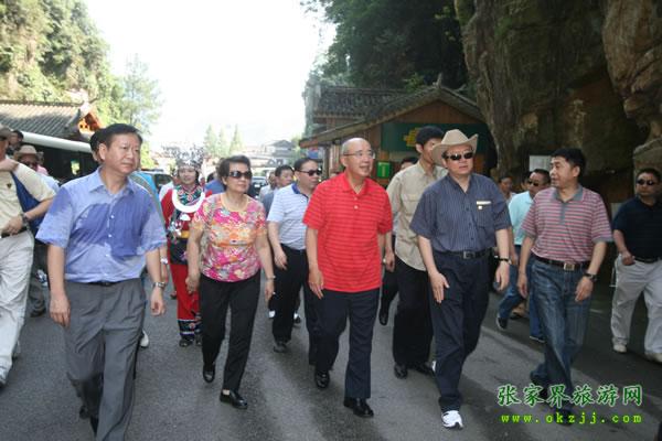 張家界市委書(shū)記胡伯俊（左一）陪同國(guó)民黨主席吳伯雄（正中）前往梯瑪神歌劇場(chǎng)