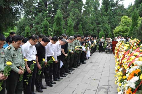 2012年5月10日下午3時(shí)，在湖南省張家界市天子山賀龍公園隆重舉行了